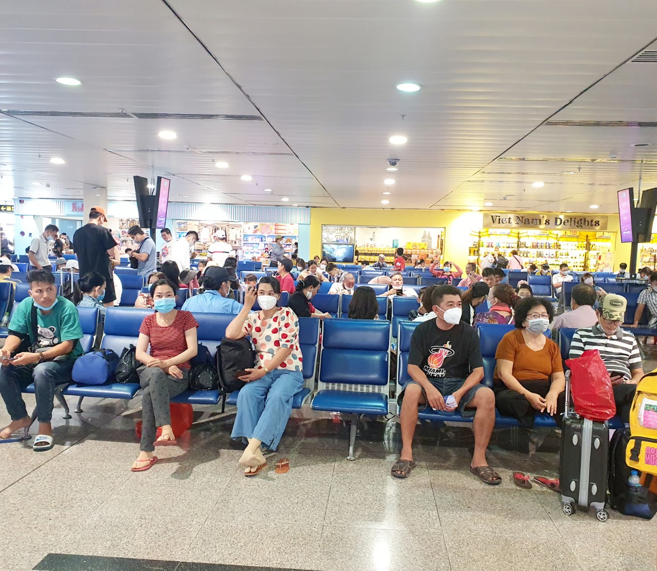 Gi&aacute; v&eacute; m&aacute;y bay tăng cao, s&acirc;n bay T&acirc;n Sơn Nhất vẫn đ&oacute;n lượng kh&aacute;ch kỷ lục - Ảnh 2.