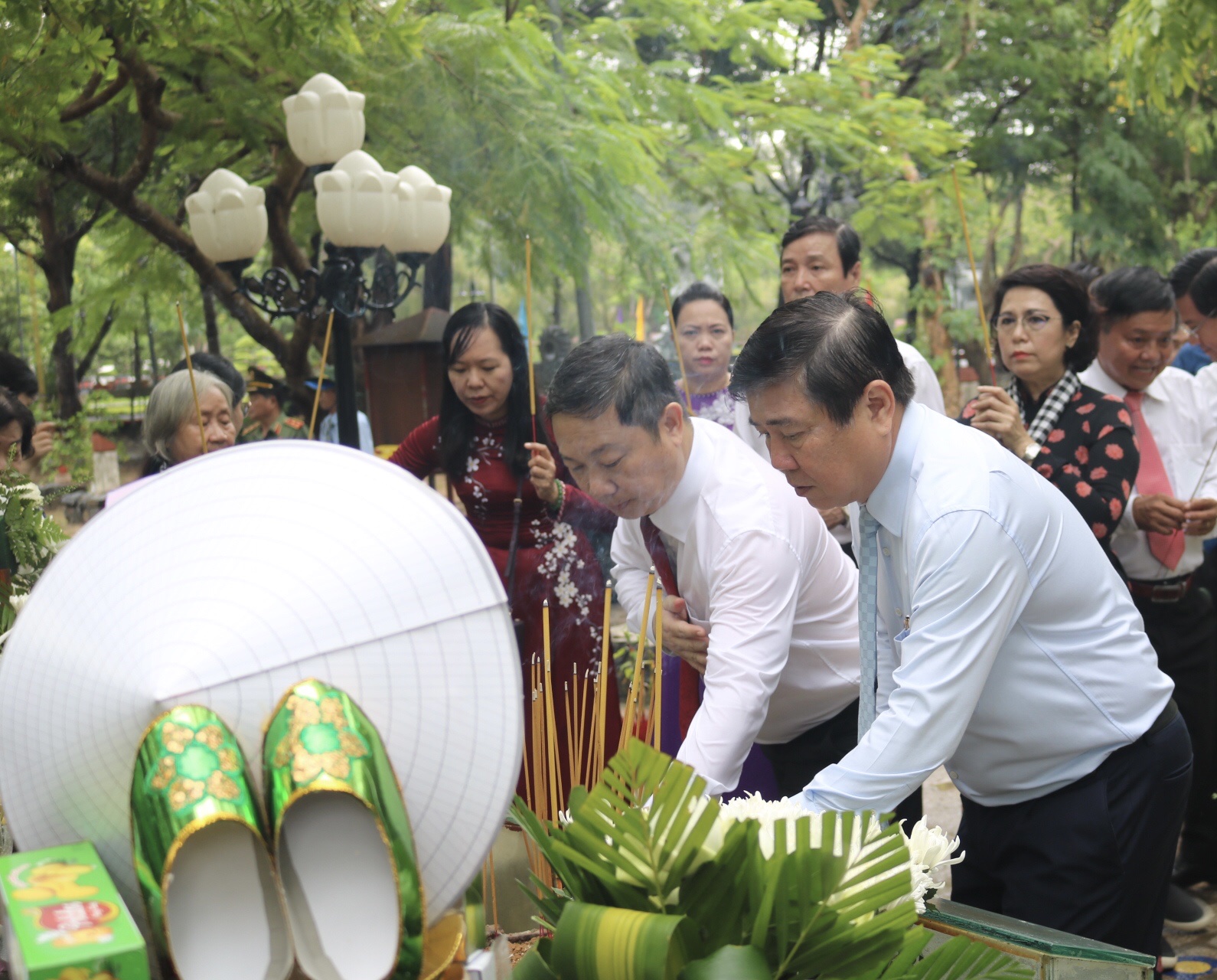 L&atilde;nh đạo TP HCM ch&agrave;o cờ kỷ niệm 75 năm Ng&agrave;y Thương binh - Liệt sĩ tại C&ocirc;n Đảo - Ảnh 3.