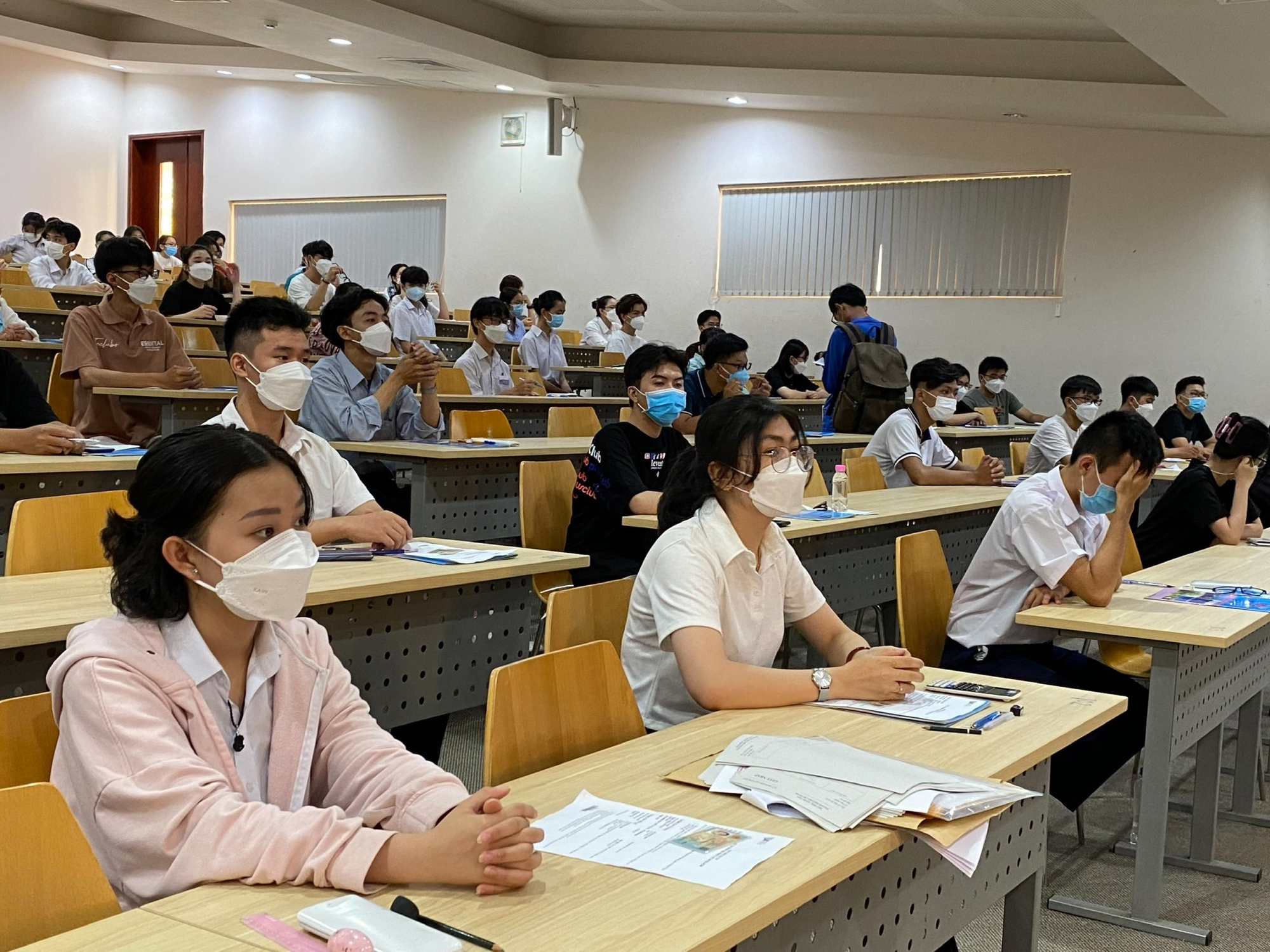 Trường ĐH c&ocirc;ng bố điểm chuẩn: Th&iacute; sinh tr&aacute;nh vuột mất cơ hội - Ảnh 1.