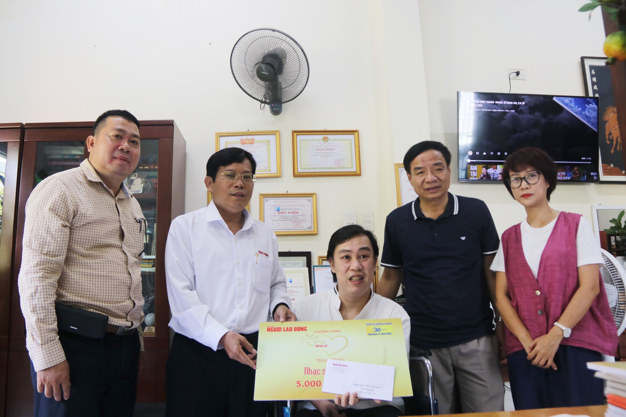 “Mai Vàng nhân ái” đến với 2 nghệ sĩ gặp biến cố, khó khăn ở Đà Nẵng