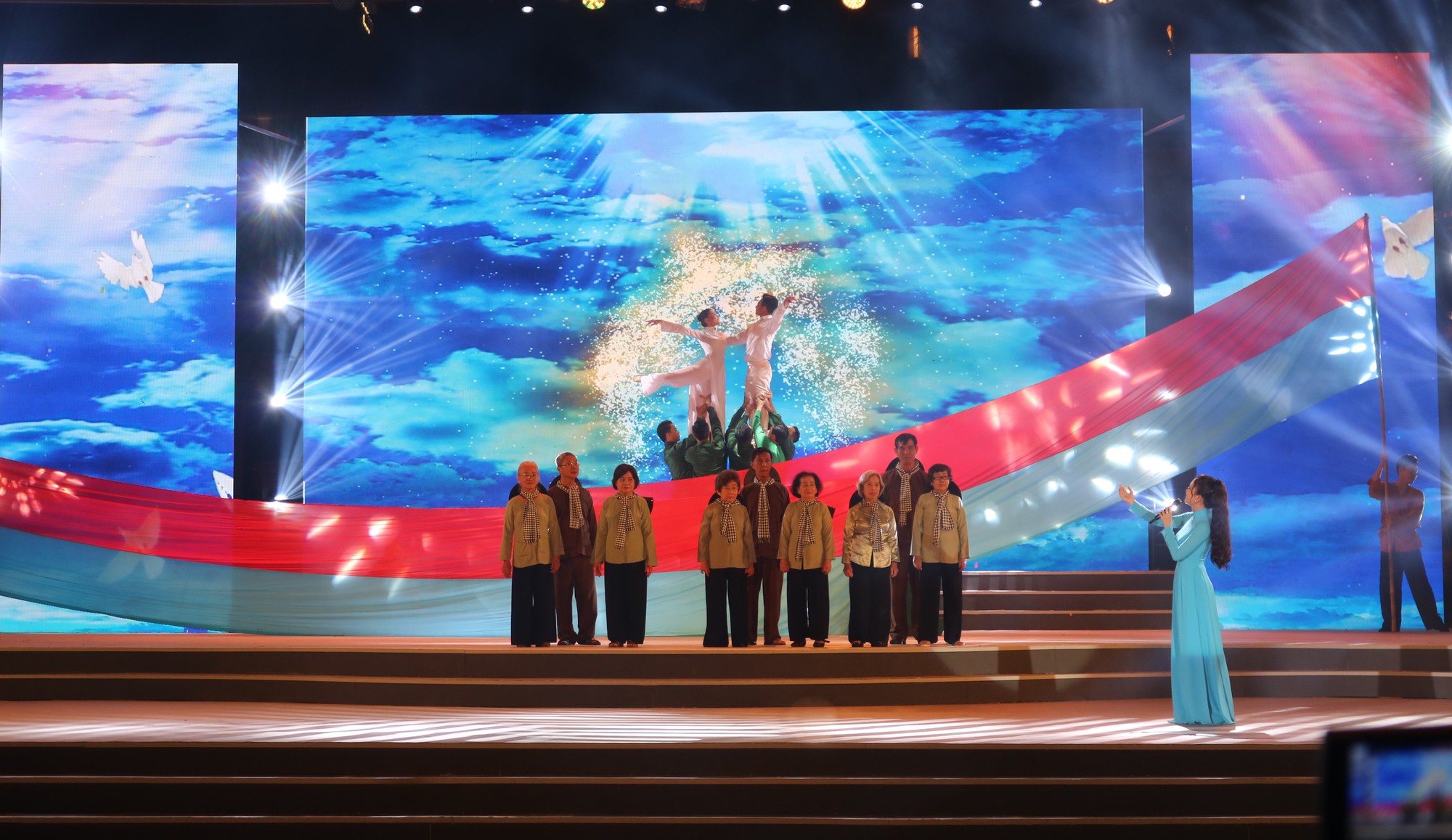 Ấn tượng Chương tr&igrave;nh nghệ thuật C&ocirc;n Đảo - S&aacute;ng m&atilde;i bản anh h&ugrave;ng ca - Ảnh 4.