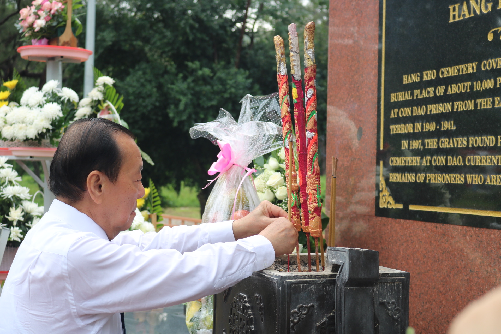 L&atilde;nh đạo TP HCM ch&agrave;o cờ kỷ niệm 75 năm Ng&agrave;y Thương binh - Liệt sĩ tại C&ocirc;n Đảo - Ảnh 2.