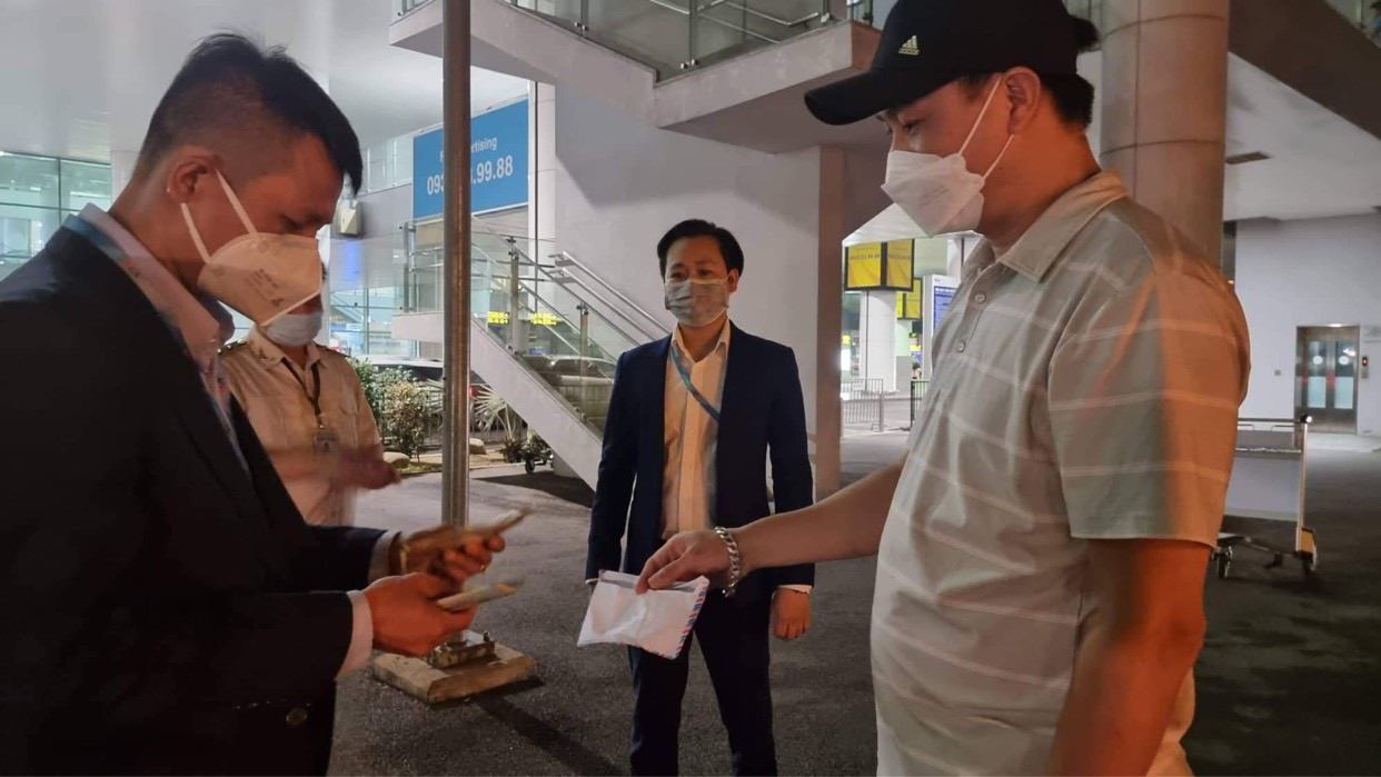 Hành khách bỏ quên tài sản tiền tỉ tại sân bay