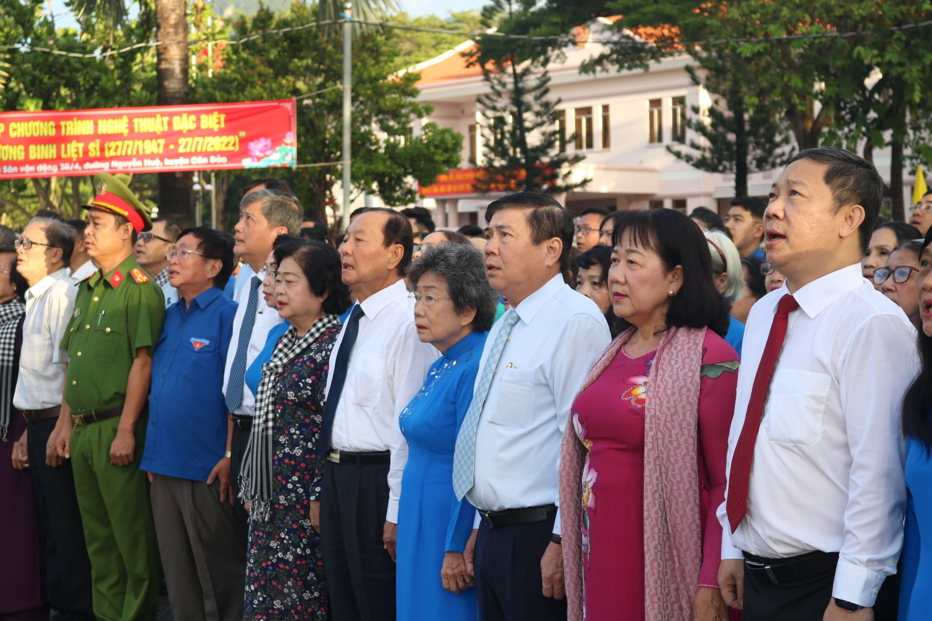 Lãnh đạo TP HCM chào cờ kỷ niệm 75 năm Ngày Thương binh - Liệt sĩ tại Côn Đảo