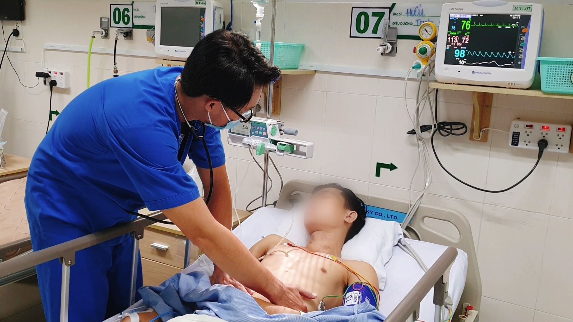 Nam diễn vi&ecirc;n xiếc su&yacute;t mất mạng v&igrave; nuốt mảnh vỡ thủy tinh - Ảnh 2.