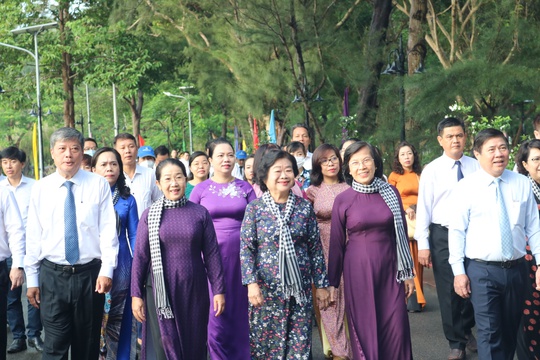L&atilde;nh đạo TP HCM ch&agrave;o cờ kỷ niệm 75 năm Ng&agrave;y Thương binh - Liệt sĩ tại C&ocirc;n Đảo - Ảnh 4.