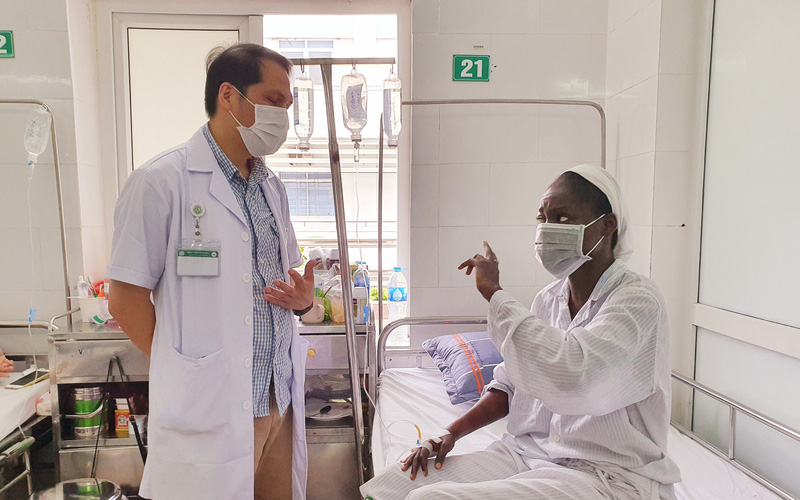 Nữ gi&aacute;o vi&ecirc;n tiếng Anh người Nigeria mắc sốt r&eacute;t &aacute;c t&iacute;nh nguy kịch - Ảnh 1.