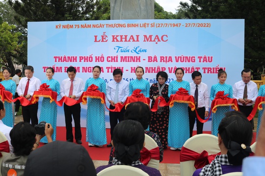 L&atilde;nh đạo TP HCM ch&agrave;o cờ kỷ niệm 75 năm Ng&agrave;y Thương binh - Liệt sĩ tại C&ocirc;n Đảo - Ảnh 7.