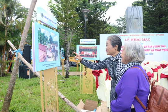 L&atilde;nh đạo TP HCM ch&agrave;o cờ kỷ niệm 75 năm Ng&agrave;y Thương binh - Liệt sĩ tại C&ocirc;n Đảo - Ảnh 8.