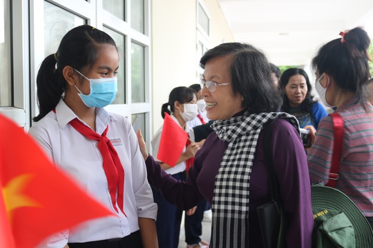 L&atilde;nh đạo TP HCM ch&agrave;o cờ kỷ niệm 75 năm Ng&agrave;y Thương binh - Liệt sĩ tại C&ocirc;n Đảo - Ảnh 9.