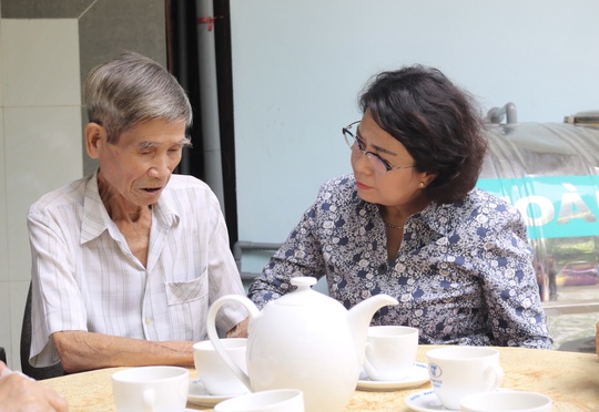 L&atilde;nh đạo TP HCM ch&agrave;o cờ kỷ niệm 75 năm Ng&agrave;y Thương binh - Liệt sĩ tại C&ocirc;n Đảo - Ảnh 11.