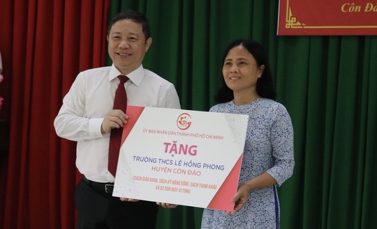 L&atilde;nh đạo TP HCM ch&agrave;o cờ kỷ niệm 75 năm Ng&agrave;y Thương binh - Liệt sĩ tại C&ocirc;n Đảo - Ảnh 12.