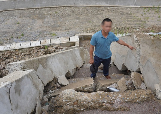Công trình chống sạt lở 37 tỉ đồng vừa bàn giao lại sạt lở, đe dọa trường học - Ảnh 8.