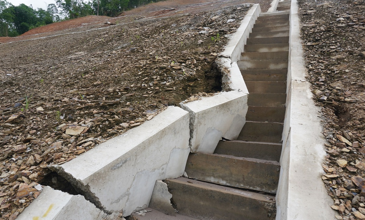 Công trình chống sạt lở 37 tỉ đồng vừa bàn giao lại sạt lở, đe dọa trường học - Ảnh 4.