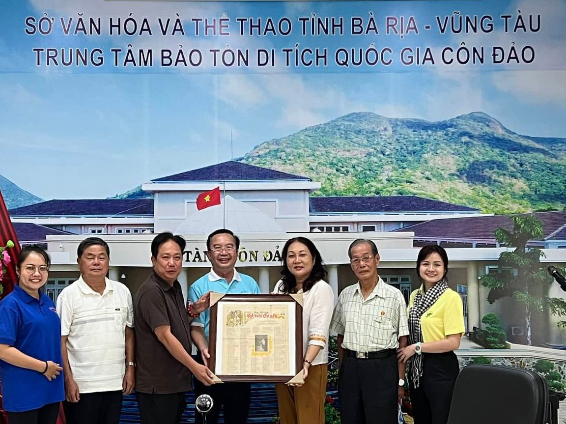 Bản gốc b&agrave;i thơ Tiếng h&aacute;t tr&ecirc;n địa ngục C&ocirc;n Đảo được trao tặng cho Bảo t&agrave;ng C&ocirc;n Đảo - Ảnh 2.