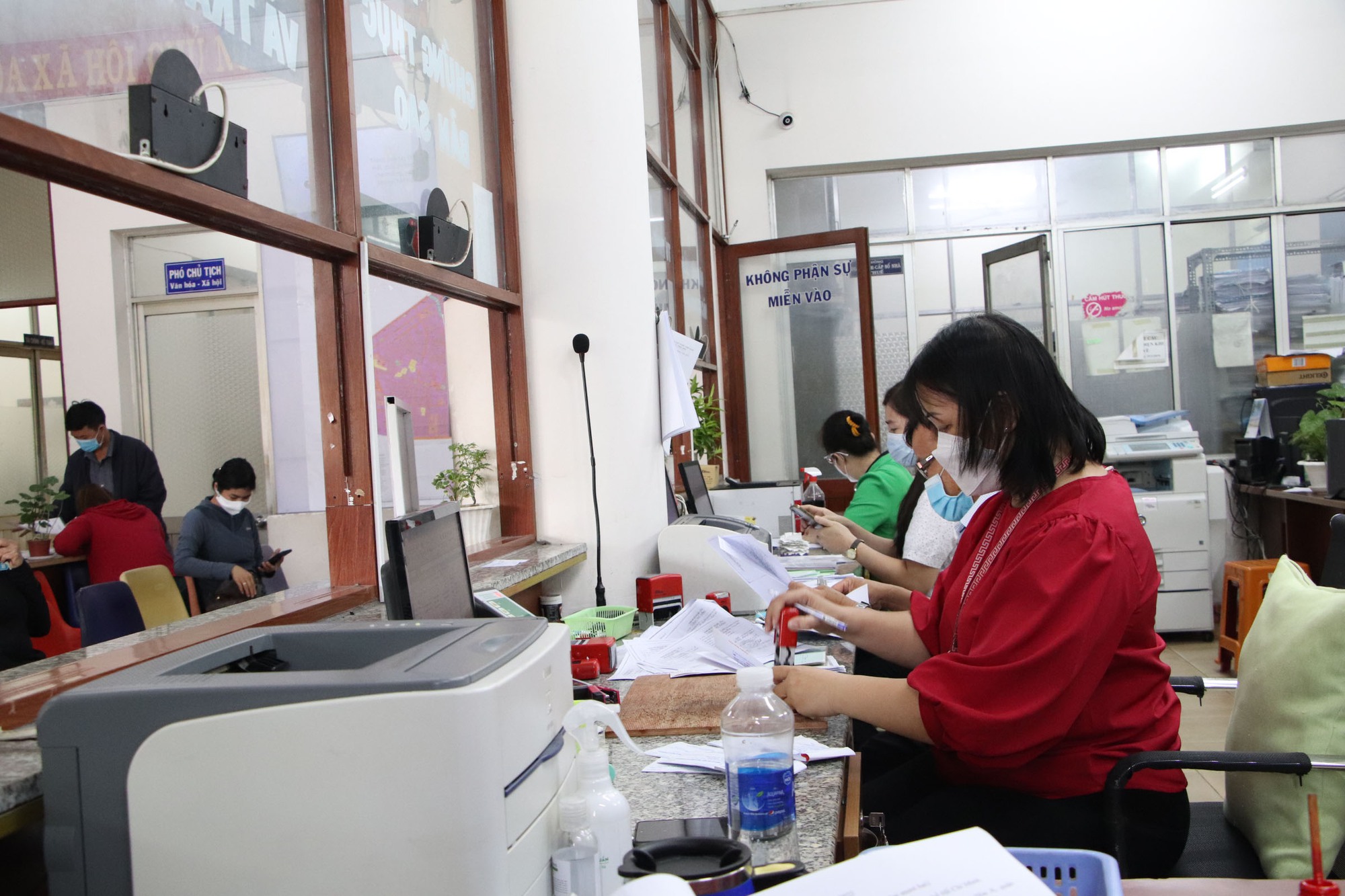 Quay cuồng bên "núi" việc: Một ngày với CBCC phường, xã