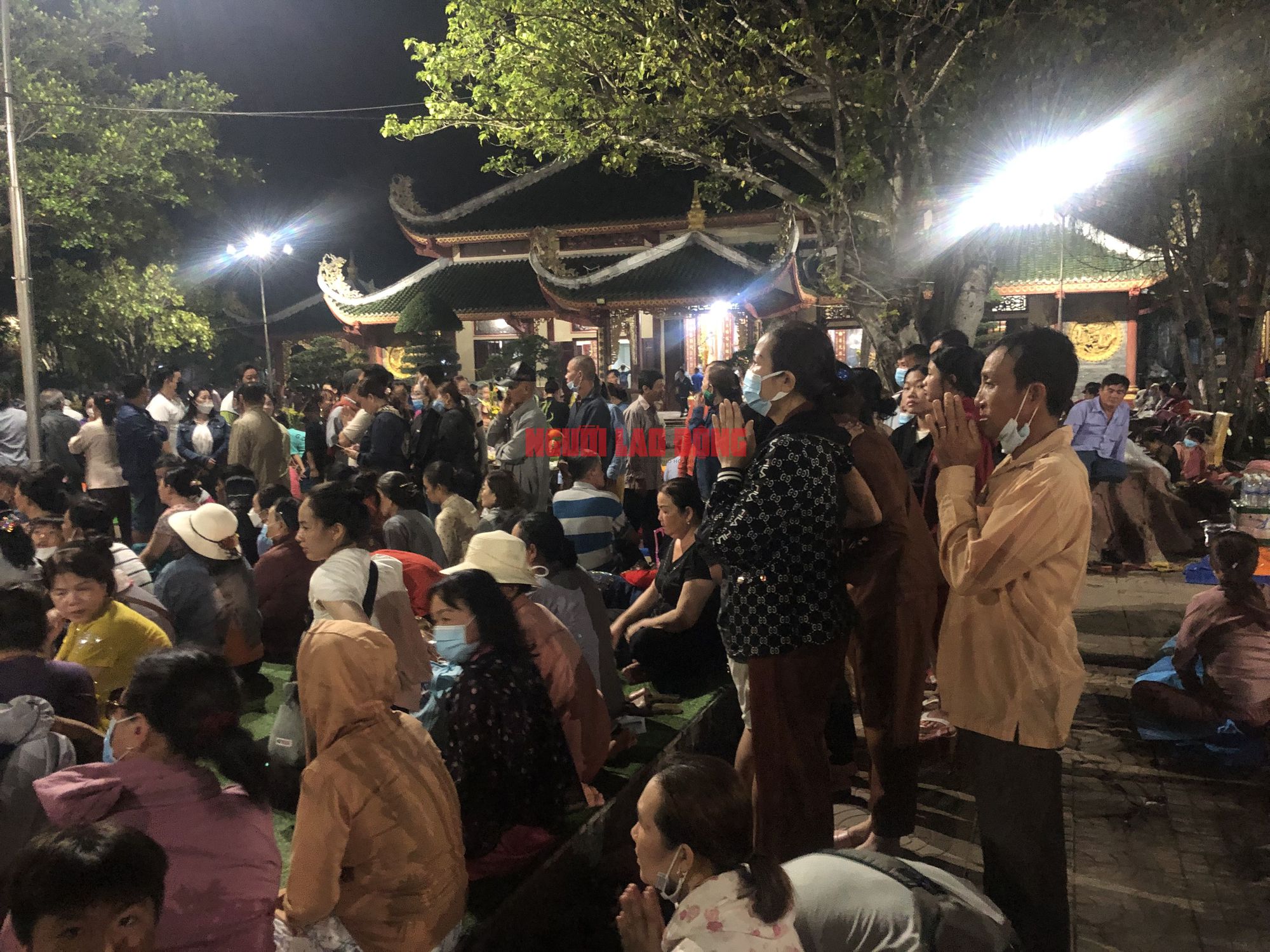 CLIP: “Biển người” mệt mỏi chen chân vía Quán Thế Âm Bồ Tát ở Bạc Liêu - Ảnh 6.