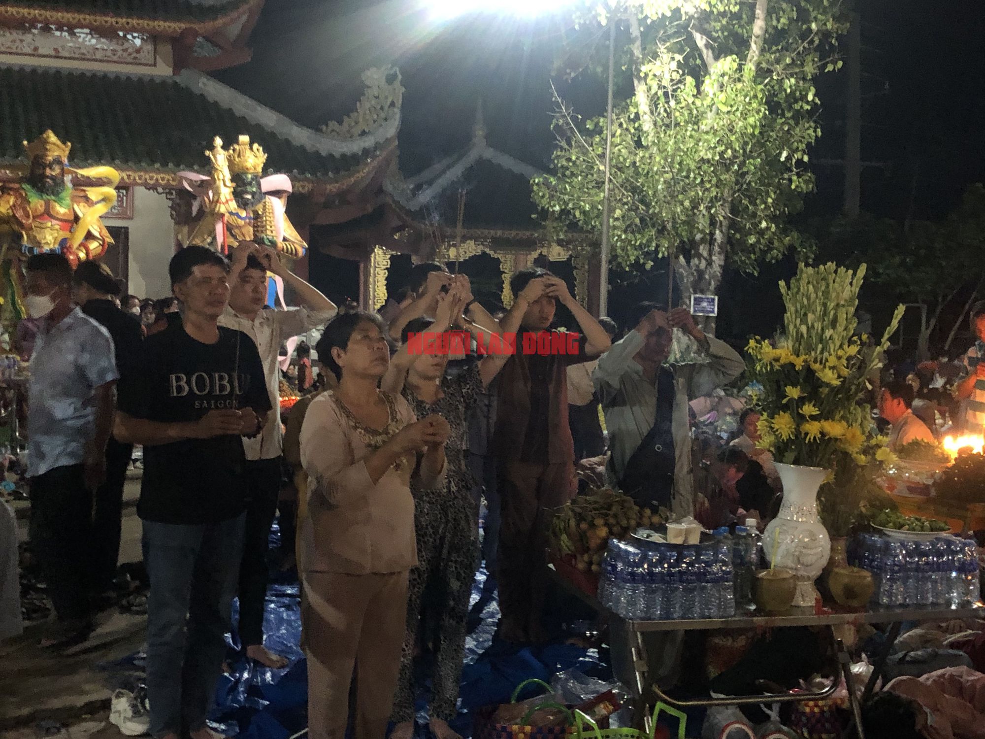 CLIP: “Biển người” mệt mỏi chen chân vía Quán Thế Âm Bồ Tát ở Bạc Liêu - Ảnh 7.