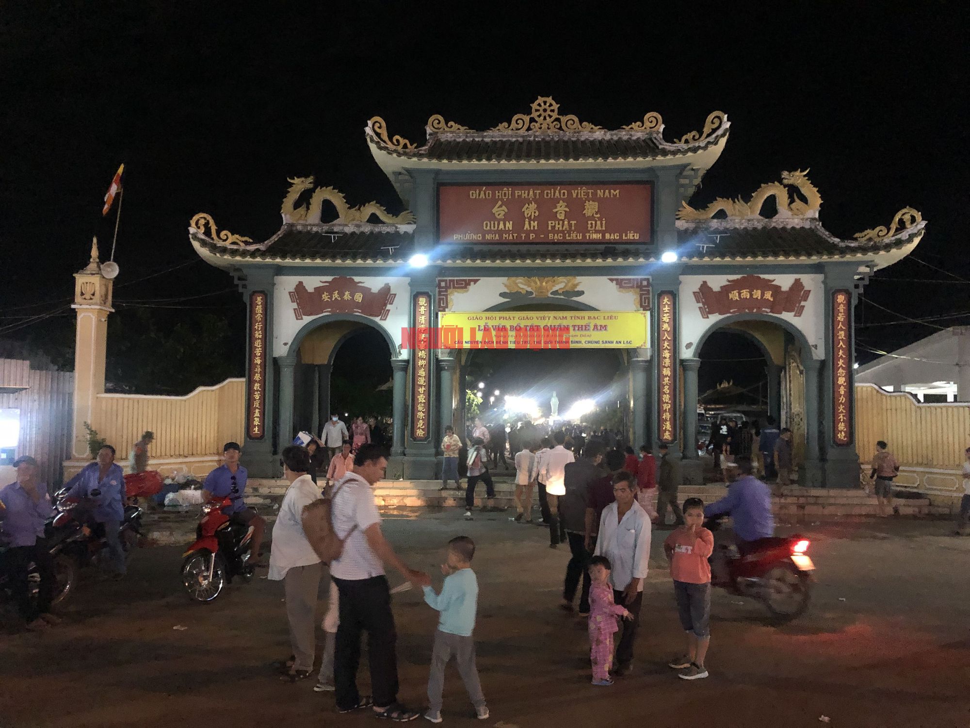 CLIP: “Biển người” mệt mỏi chen chân vía Quán Thế Âm Bồ Tát ở Bạc Liêu - Ảnh 2.