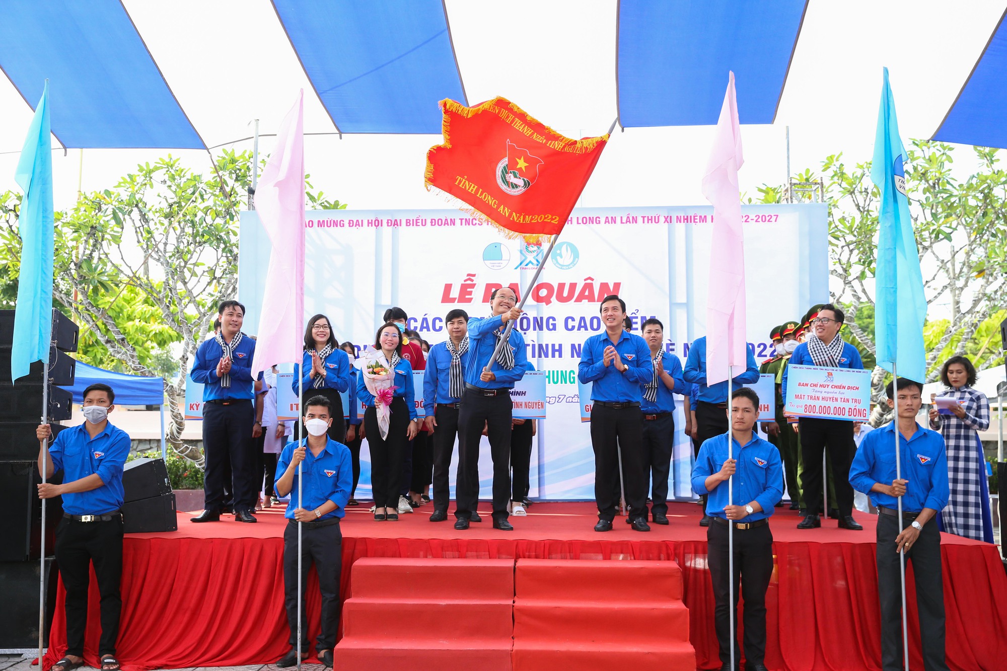 Thêm 5.000 lá cờ Tổ quốc đến với tỉnh Long An - Ảnh 3.