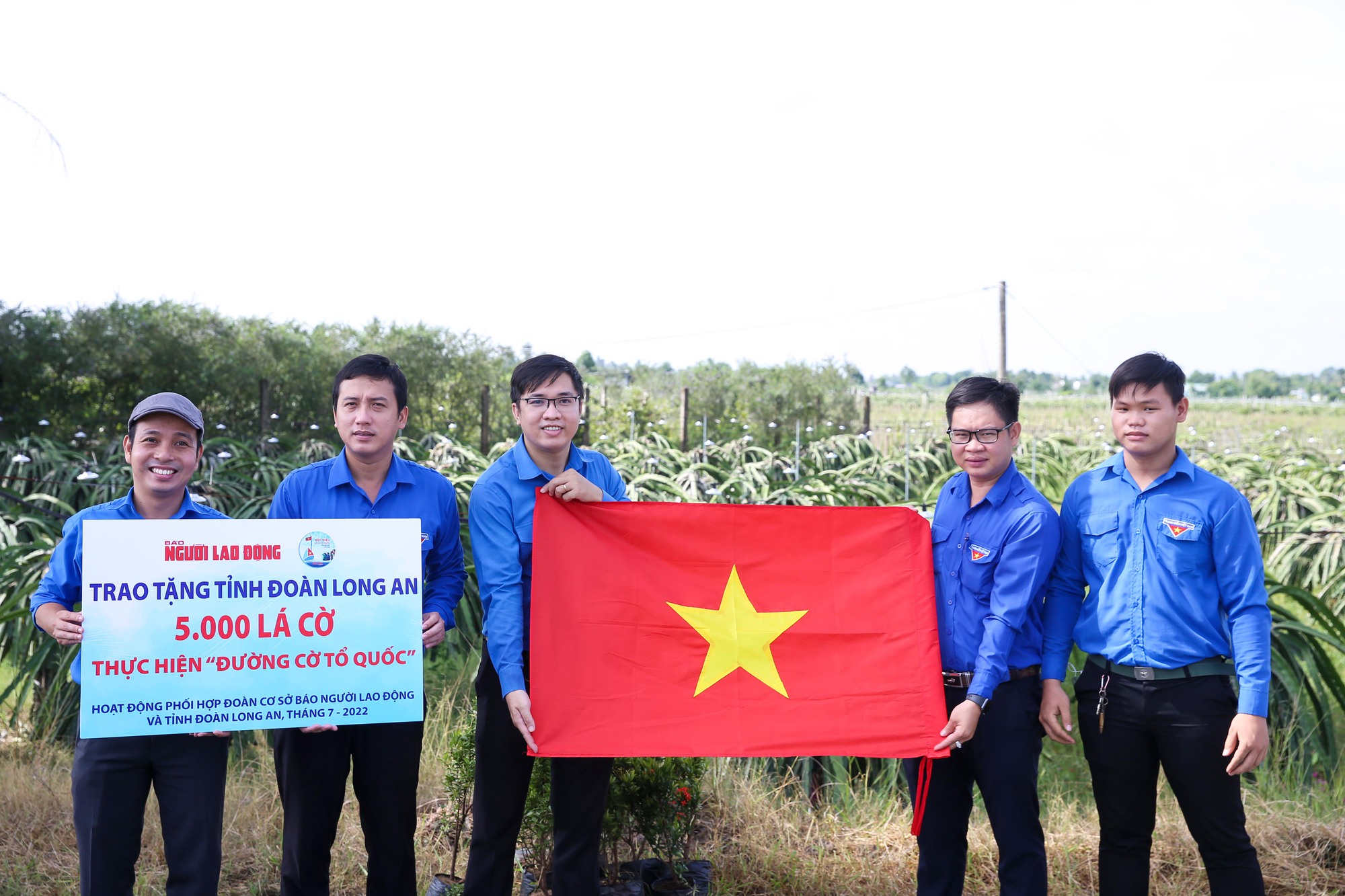 Thêm 5.000 lá cờ Tổ quốc đến với tỉnh Long An - Ảnh 1.