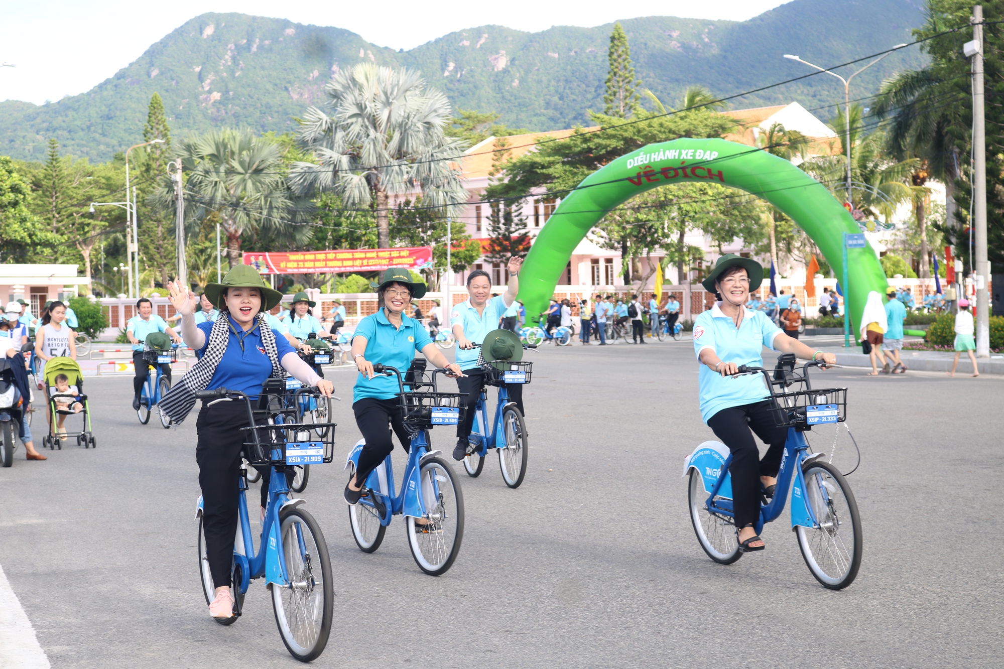 Sáng cuối tuần đạp xe, ngắm dù lượn tại Côn Đảo