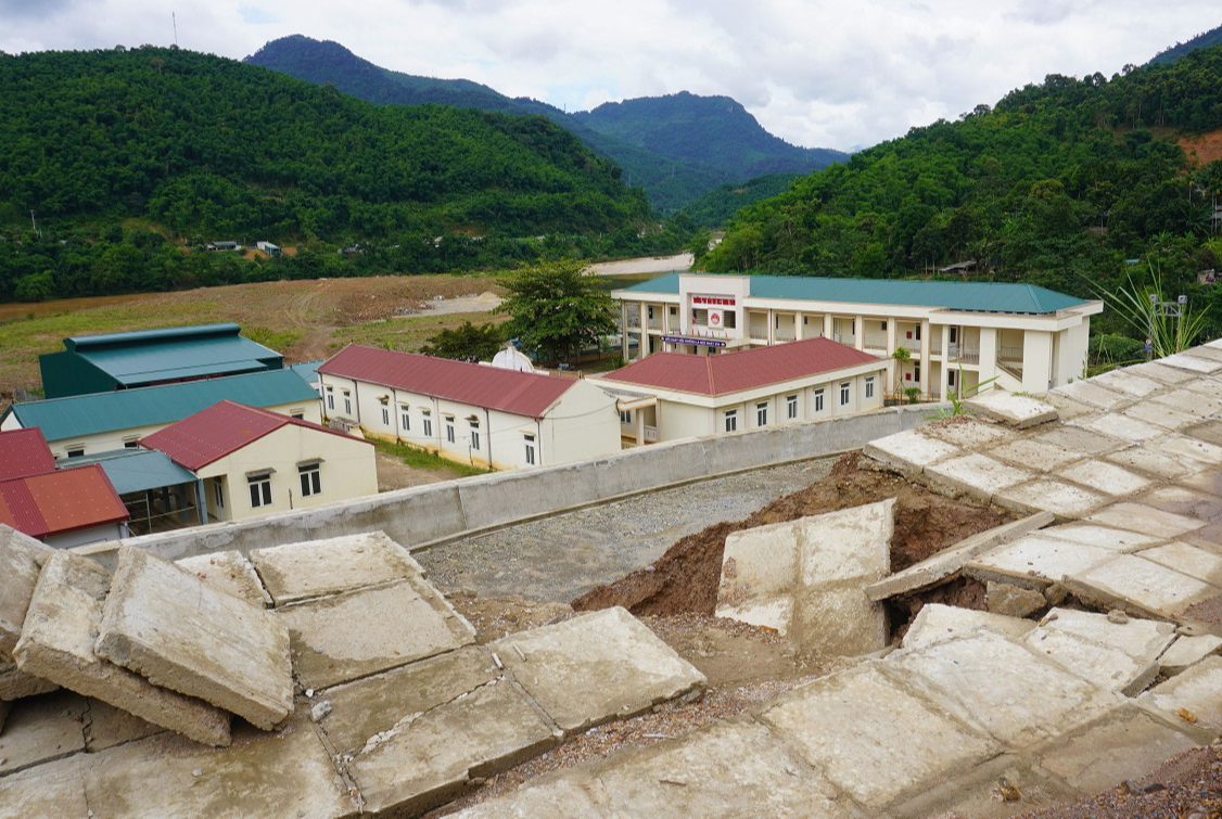 Công trình chống sạt lở 37 tỉ đồng vừa bàn giao lại sạt lở, đe dọa trường học