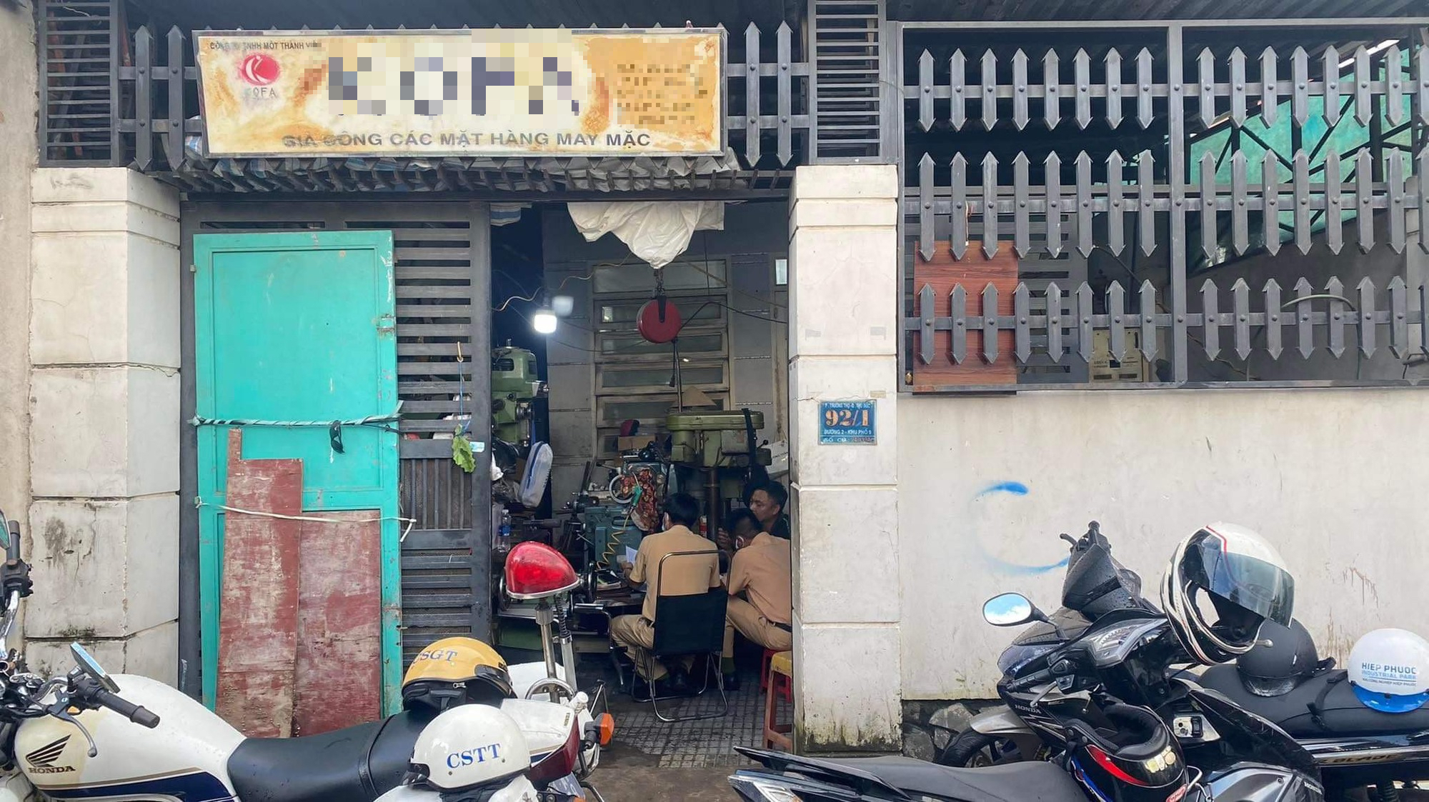 CLIP: Công an bất ngờ kiểm tra hàng loạt điểm sửa xe ở TP HCM