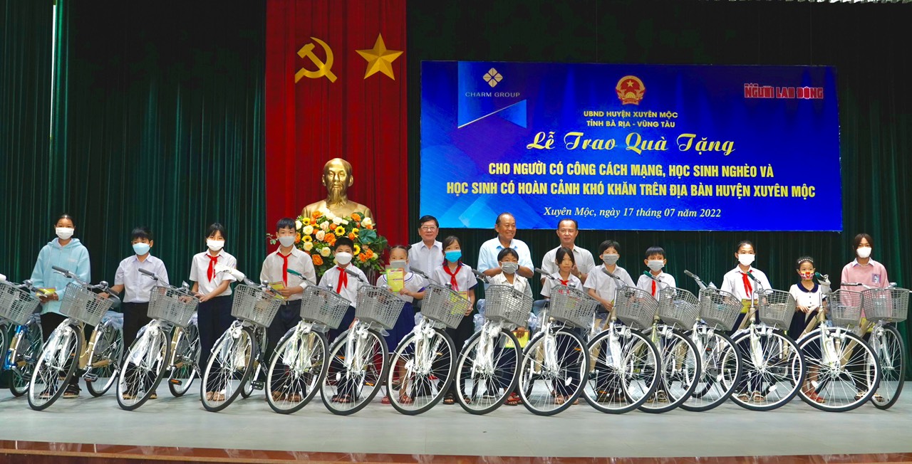 Báo Người Lao Động cùng Charm Group trao quà học sinh nghèo, người có công
