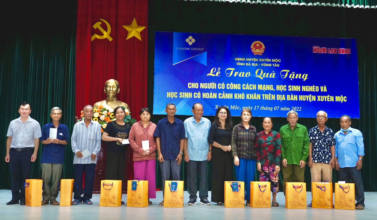 B&aacute;o Người Lao Động c&ugrave;ng Charm Group trao qu&agrave; học sinh ngh&egrave;o, người c&oacute; c&ocirc;ng - Ảnh 2.
