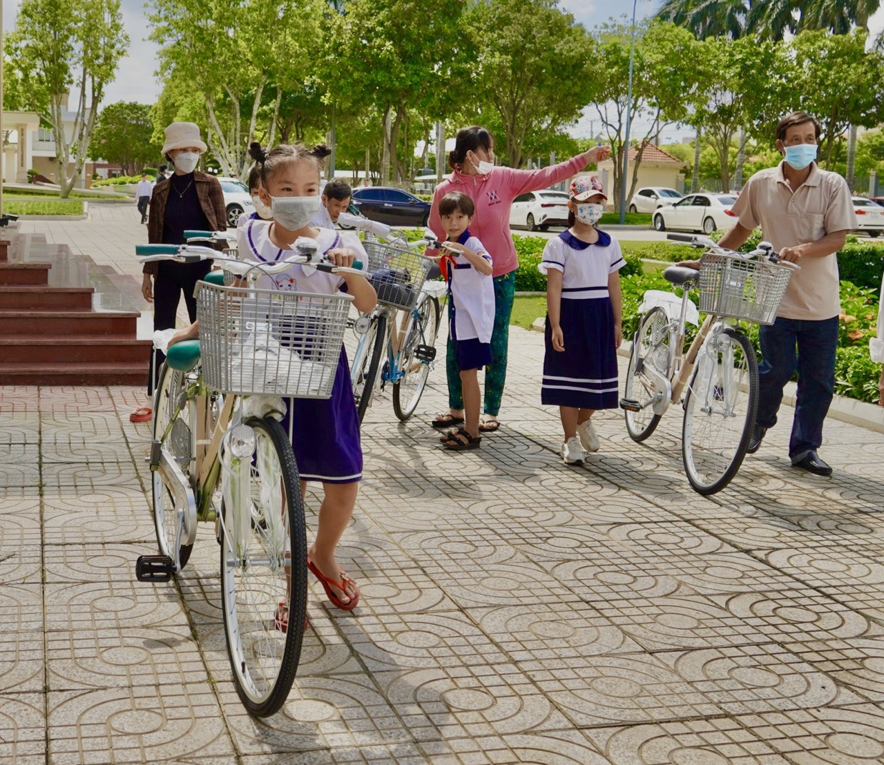 B&aacute;o Người Lao Động c&ugrave;ng Charm Group trao qu&agrave; học sinh ngh&egrave;o, người c&oacute; c&ocirc;ng - Ảnh 3.