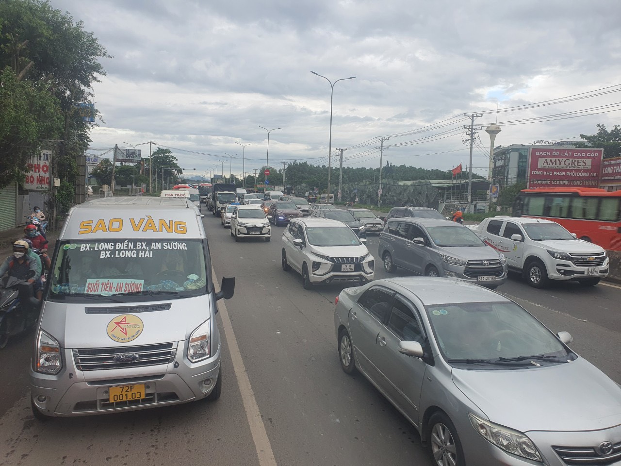 Từ Vũng Tàu về TP HCM mất hơn 5 giờ, tài xế kêu trời - Ảnh 1.