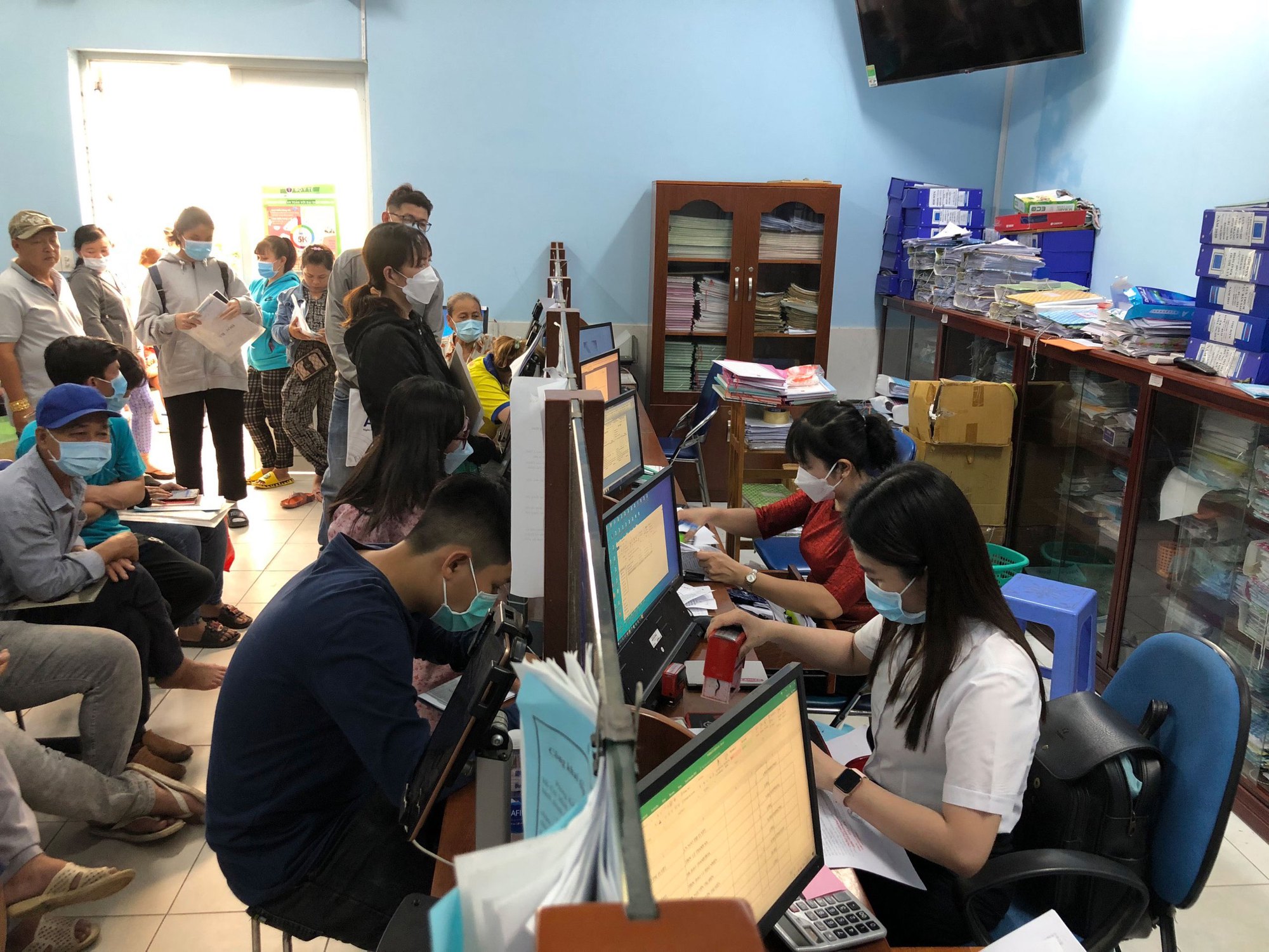 Quay cuồng bên "núi" việc (*): Làm không xuể vì kiêm quá nhiều việc