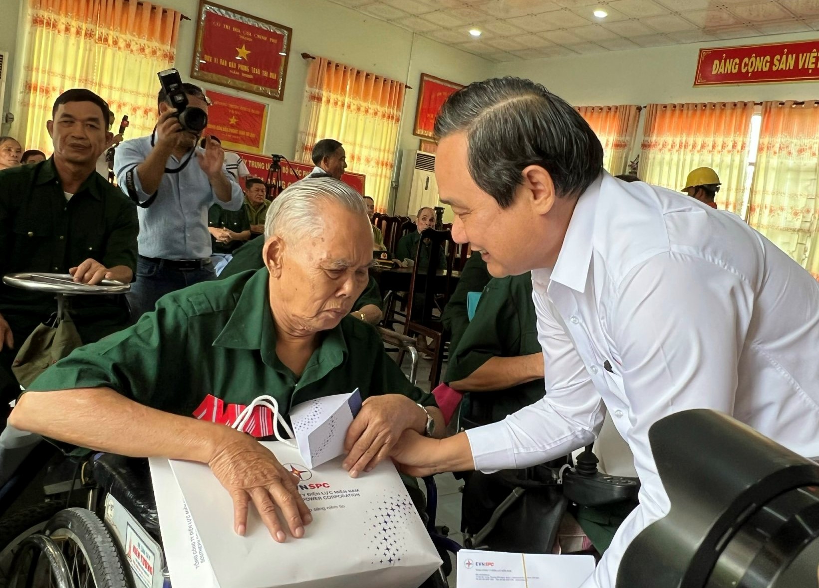 Nghĩa tình ngành điện miền Nam với các thương, bệnh binh