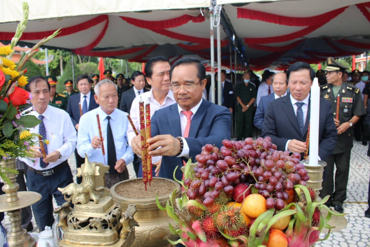 Long An: Truy điệu, an táng hài cốt liệt sĩ, quân tình nguyện Việt Nam
