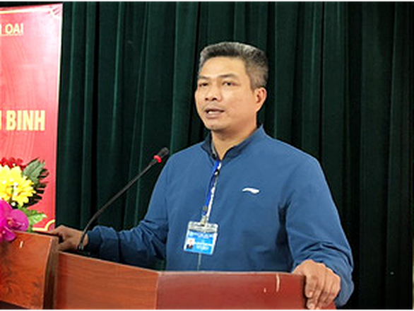 Chủ tịch x&atilde; c&ugrave;ng nữ kế to&aacute;n cắt x&eacute;n tiền chống dịch đi ch&uacute;c Tết, l&agrave;m phong b&igrave; tiếp kh&aacute;ch - Ảnh 1.