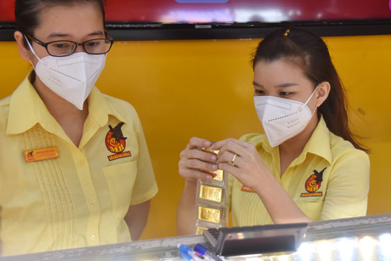 Vàng SJC lao dốc bất thường
