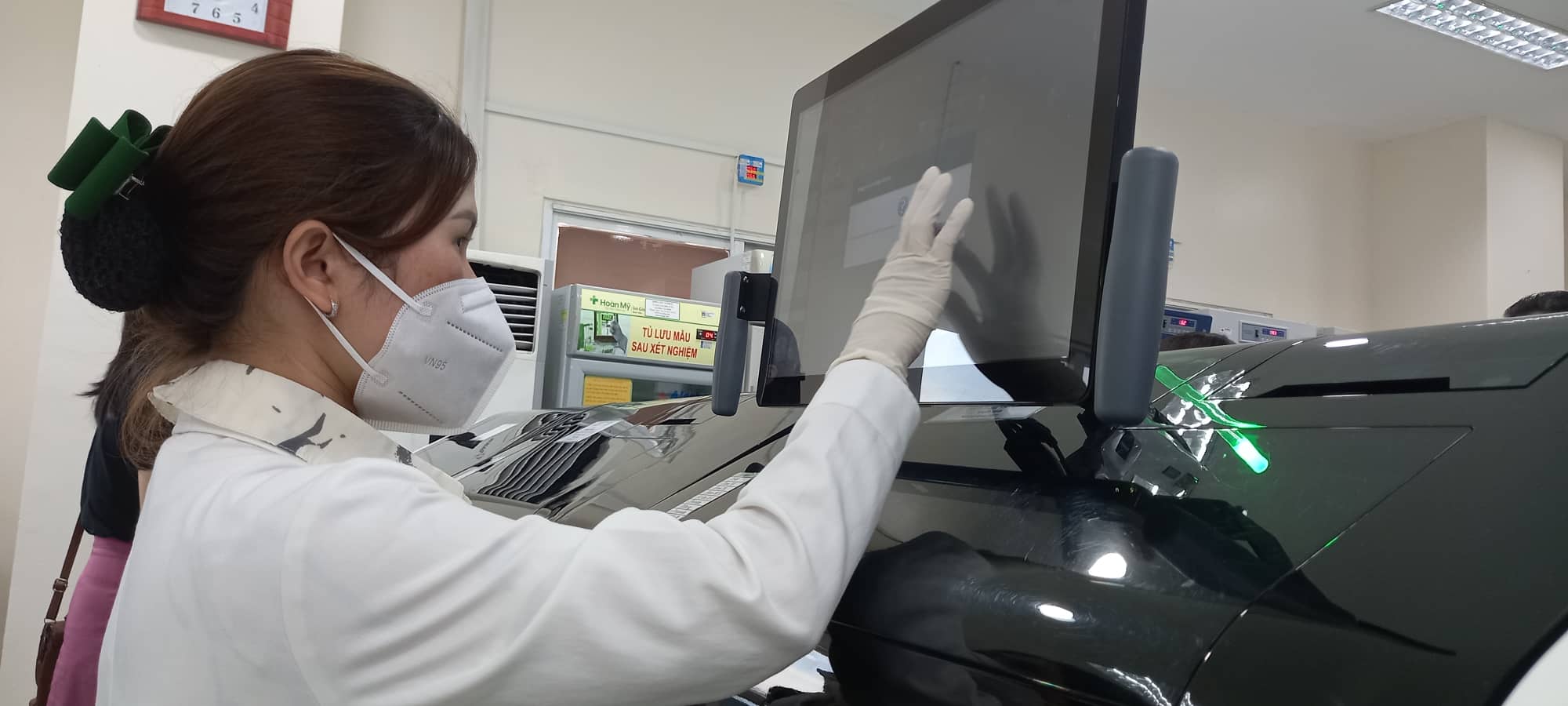 Bệnh viện ứng dụng hệ thống x&eacute;t nghiệm tự động mới, người bệnh hưởng lợi - Ảnh 1.
