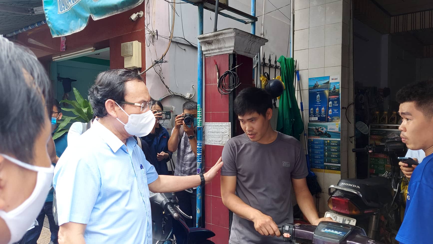 Bí thư Nguyễn Văn Nên đến tận nhà thăm hỏi người dân ở Bình Tân