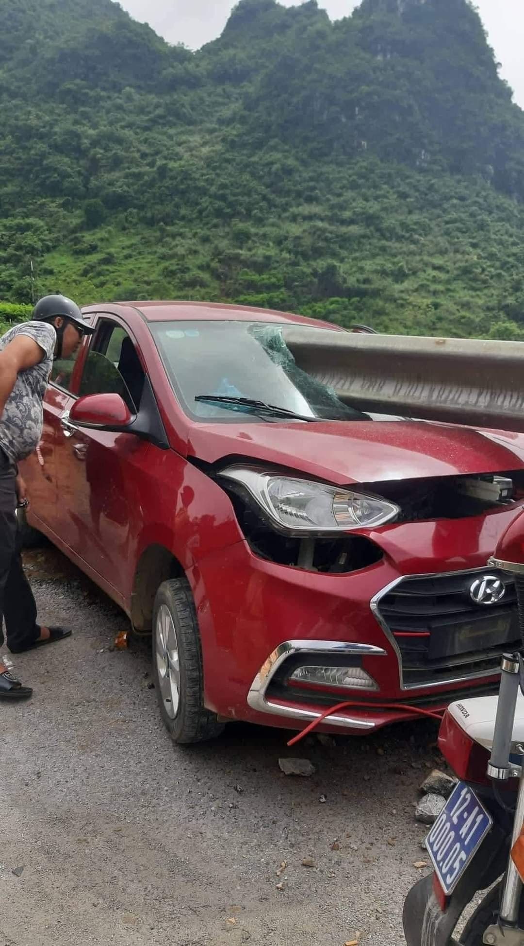 Kinh h&atilde;i cảnh hộ lan b&ecirc;n đường xuy&ecirc;n thủng k&iacute;nh l&aacute;i &ocirc;t&ocirc;, t&agrave;i xế tho&aacute;t nạn kh&oacute; tin - Ảnh 2.