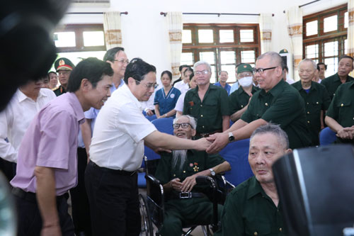Chăm lo tốt hơn nữa người c&oacute; c&ocirc;ng với c&aacute;ch mạng - Ảnh 1.