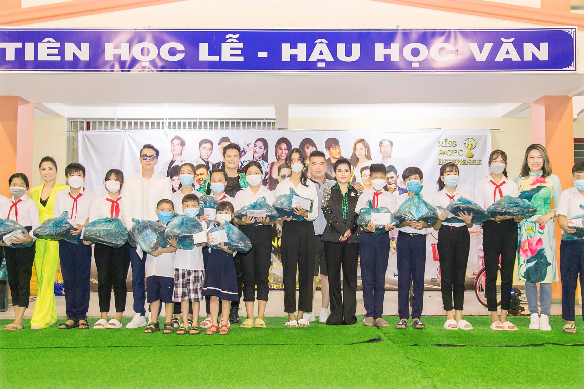 Hơn 500 triệu đồng tiền mặt v&agrave; qu&agrave; được trao cho b&agrave; con ngh&egrave;o Bến Tre - Ảnh 3.
