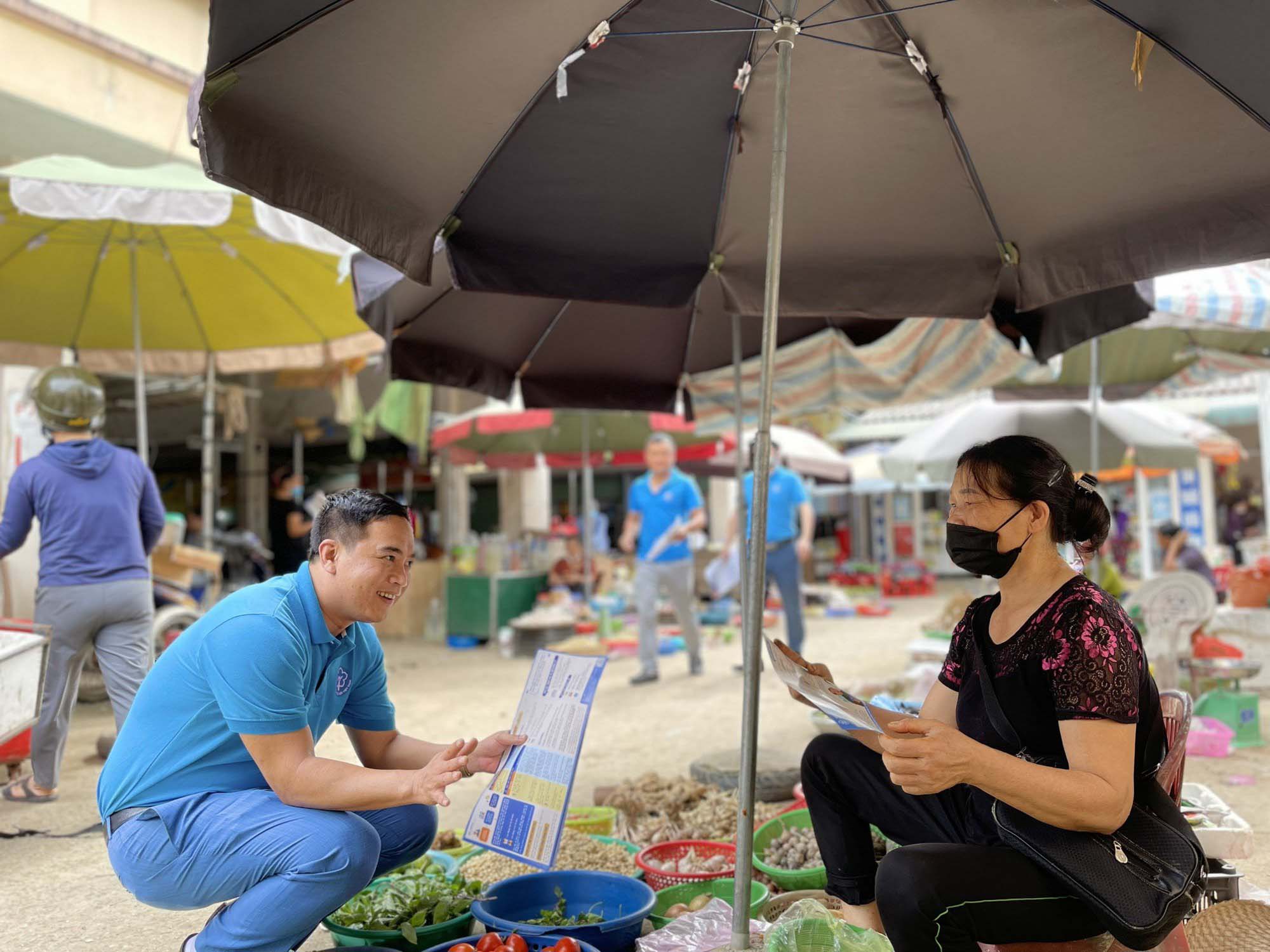 Linh hoạt biện ph&aacute;p vận động người d&acirc;n tham gia BHXH, BHYT - Ảnh 1.