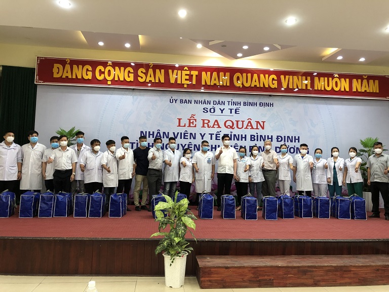 Gi&aacute;m đốc Sở Y tế B&igrave;nh Định n&oacute;i về việc h&agrave;ng loạt nh&acirc;n vi&ecirc;n y tế nghỉ việc - Ảnh 2.