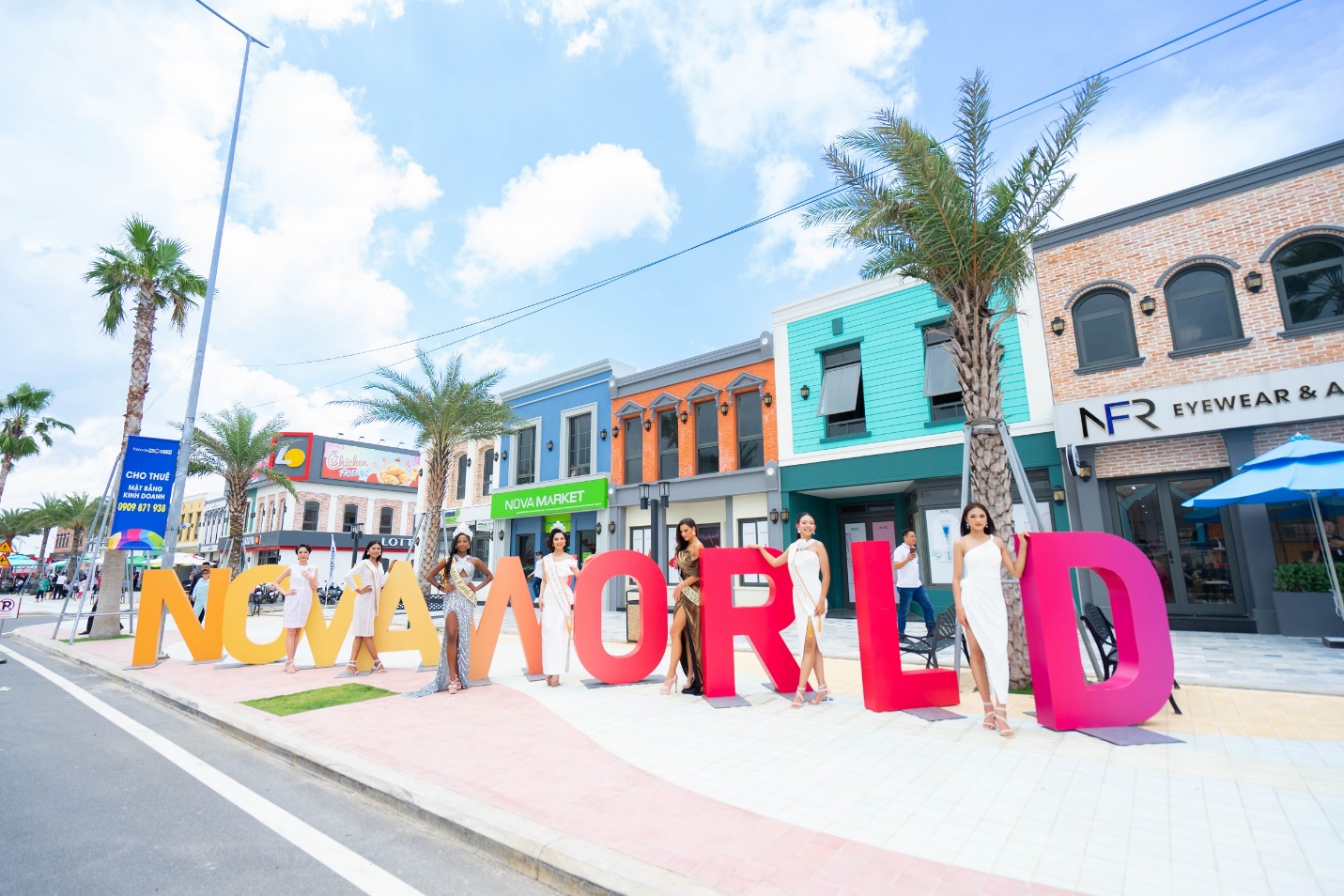 Các hoa hậu khám phá đại lộ shophouse NovaWorld Ho Tram - Ảnh 1.