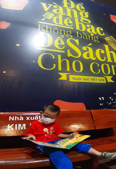 Tặng sách làm quà cho trẻ