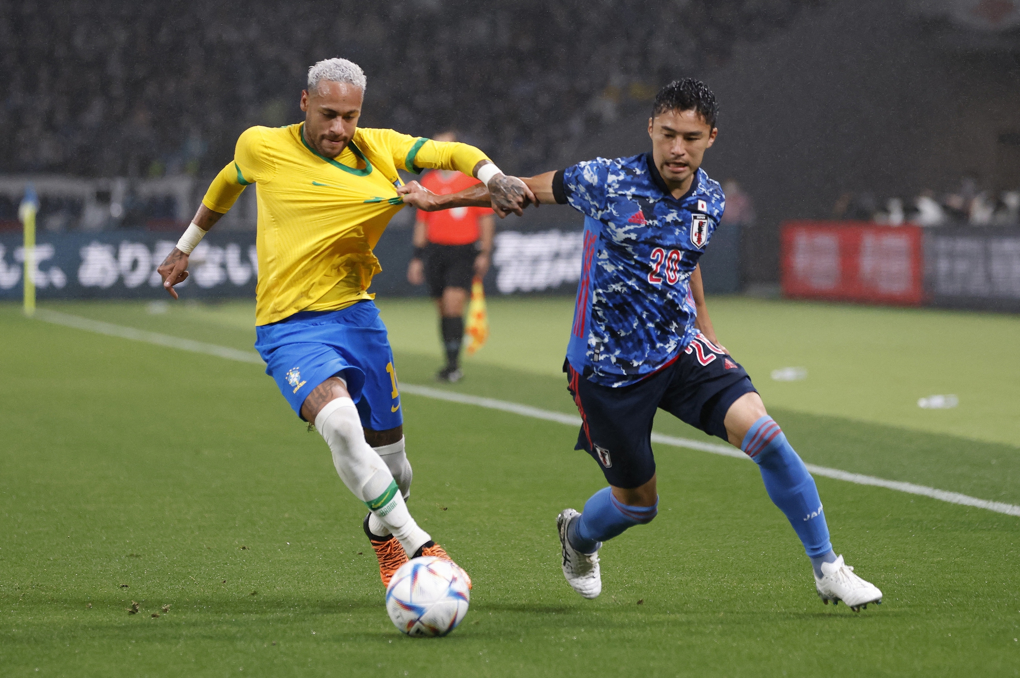 Bị rao b&aacute;n, Neymar chơi kh&oacute; PSG - Ảnh 1.