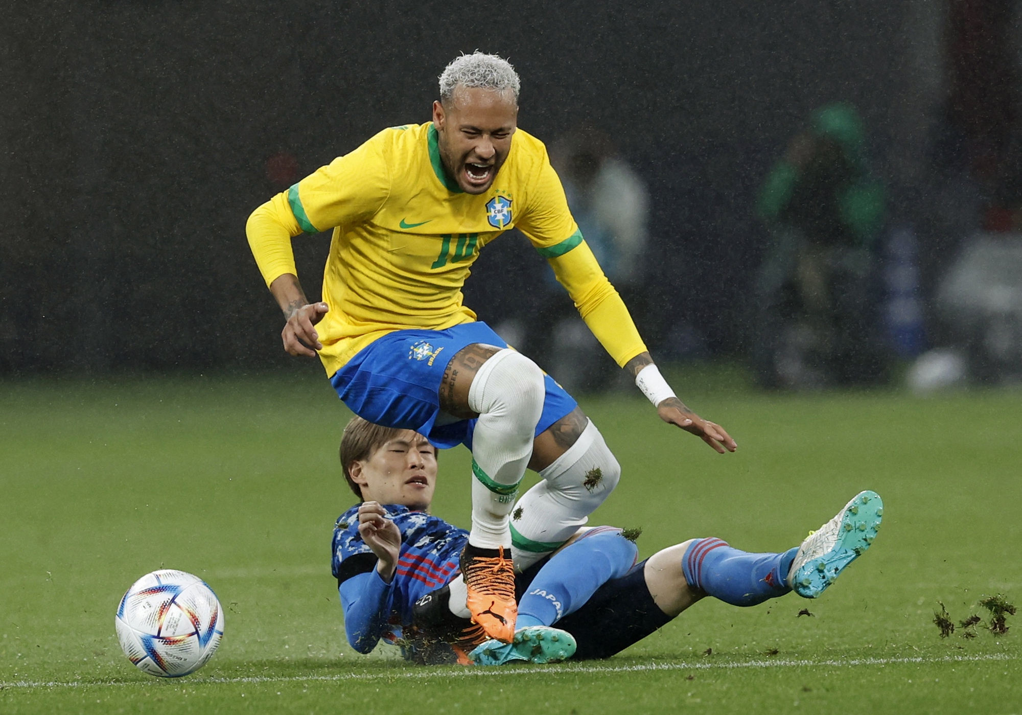Bị rao b&aacute;n, Neymar chơi kh&oacute; PSG - Ảnh 2.