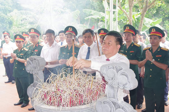 Tưởng niệm c&aacute;c liệt sĩ hy sinh tại Trạm Th&ocirc;ng tin A69 - Ảnh 1.