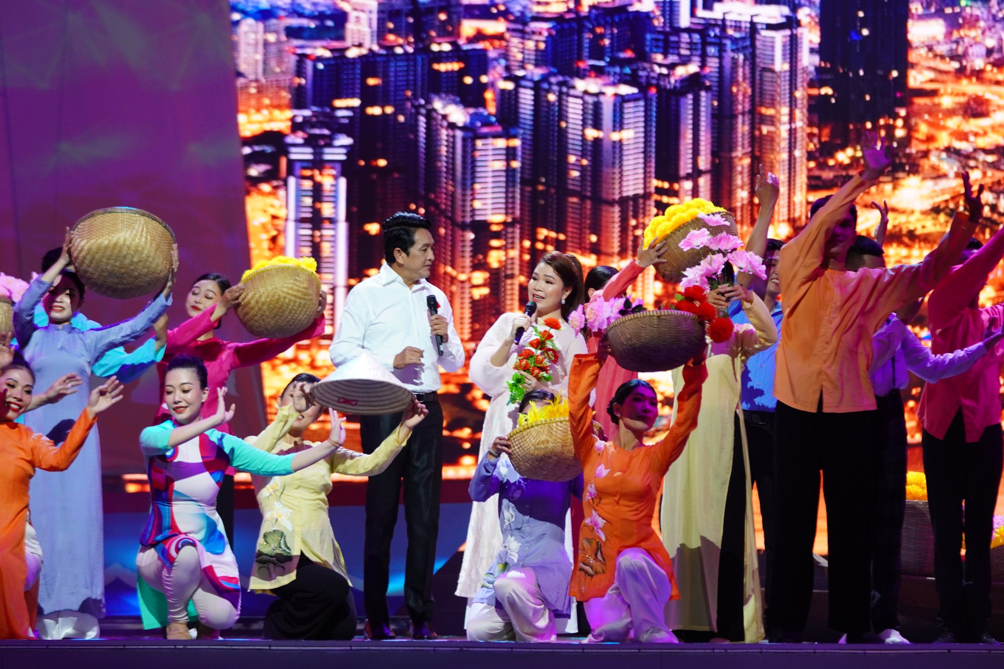 Chương trình nghệ thuật "Thành phố Hồ Chí Minh - Rực rỡ tên vàng" đạt hiệu ứng bất ngờ